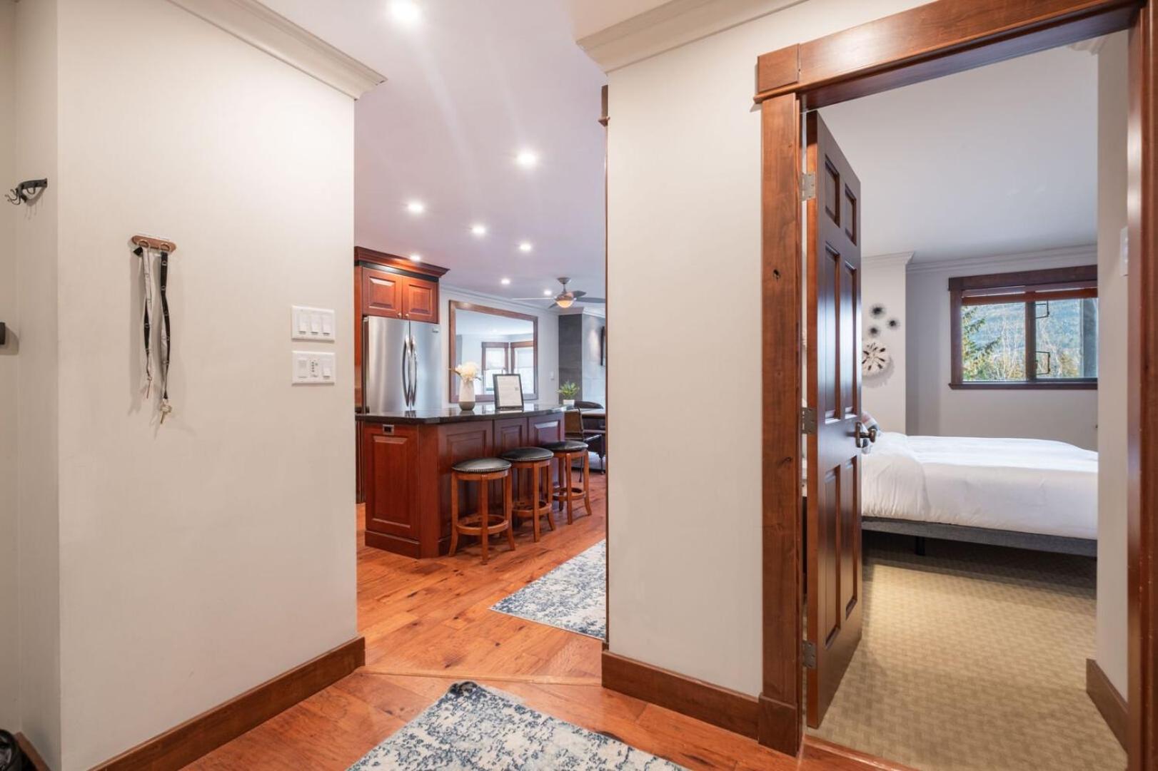 Greyhawk By Outpost Whistler Villa Exterior photo