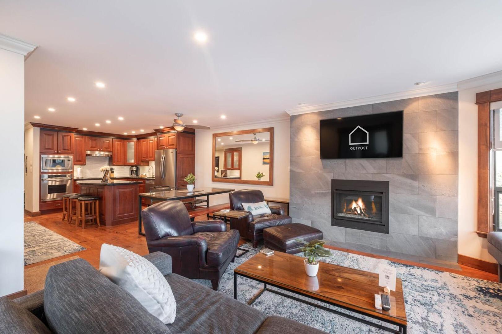 Greyhawk By Outpost Whistler Villa Exterior photo